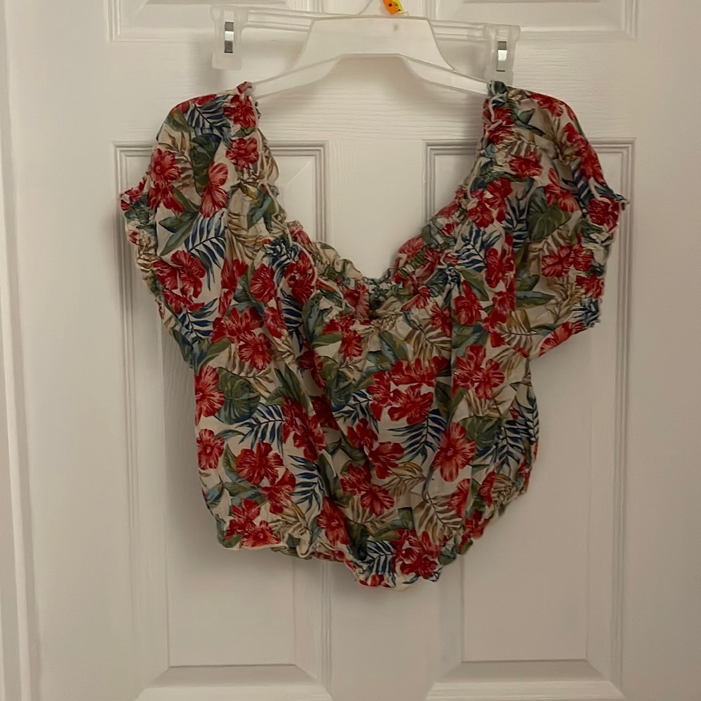 Size large crop top flowered shirt great condition.
